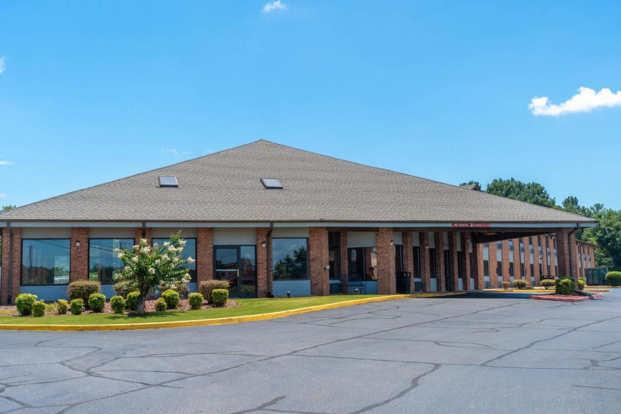 Baymont By Wyndham Tupelo Motel Eksteriør billede