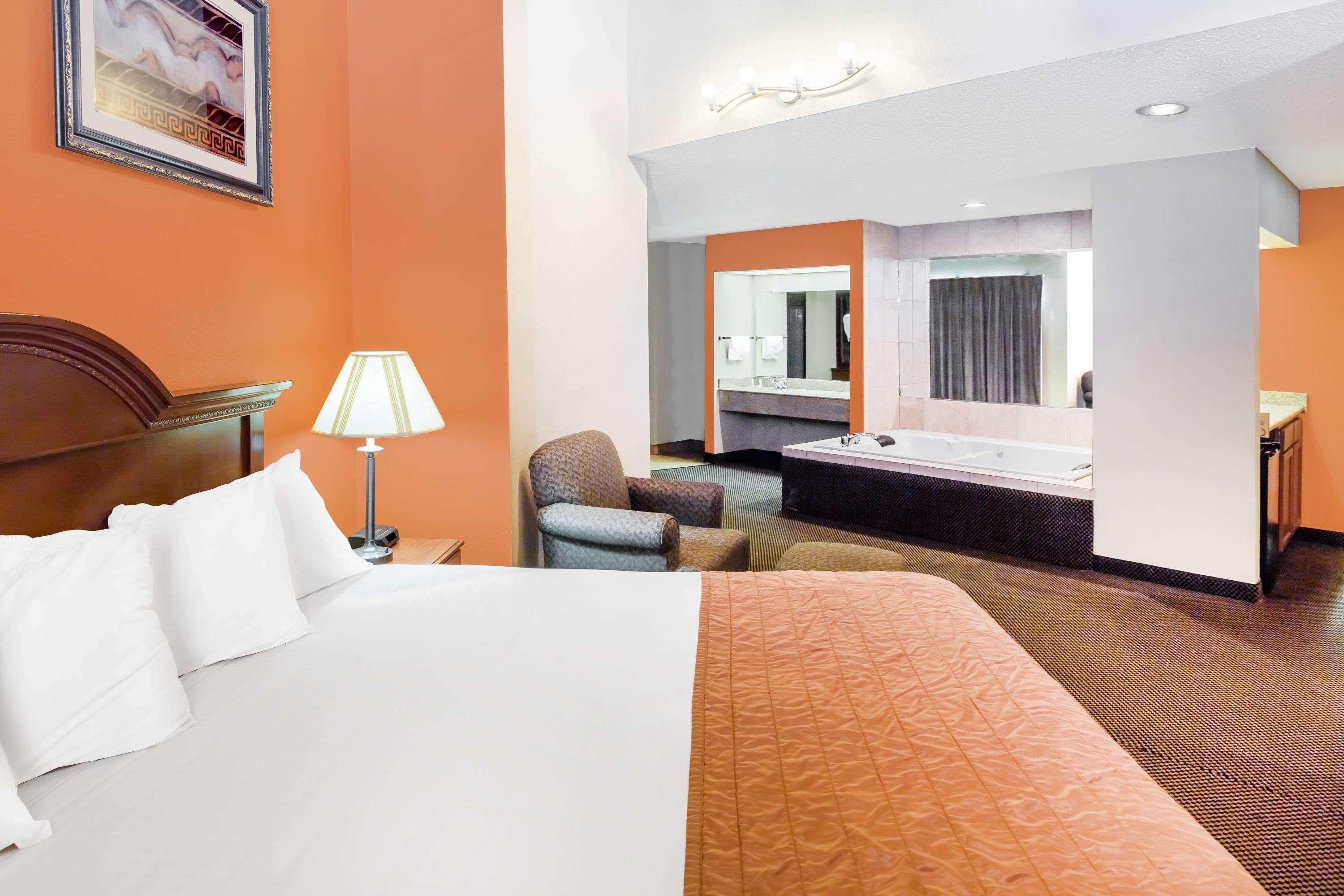Baymont By Wyndham Tupelo Motel Eksteriør billede