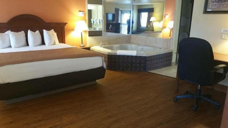 Baymont By Wyndham Tupelo Motel Eksteriør billede